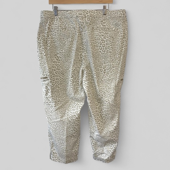 Chico’s Womens Cropped Animal Print Cargo Pants Size US XL 16 Pockets - Picture 2 of 9